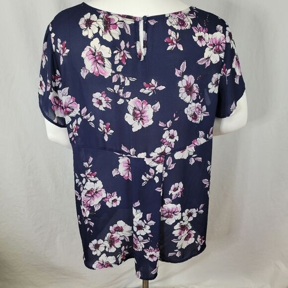 Torrid Navy Floral Print Georgette Pleated Back Blouse Size 3 - Picture 3 of 6